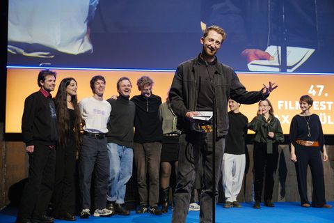 Für seinen Spielfilm "Gropiusstadt Supernova" wurde Ben Voit (M) beim 47. Filmfestival Max Ophüls Preis mit dem Preis für den be