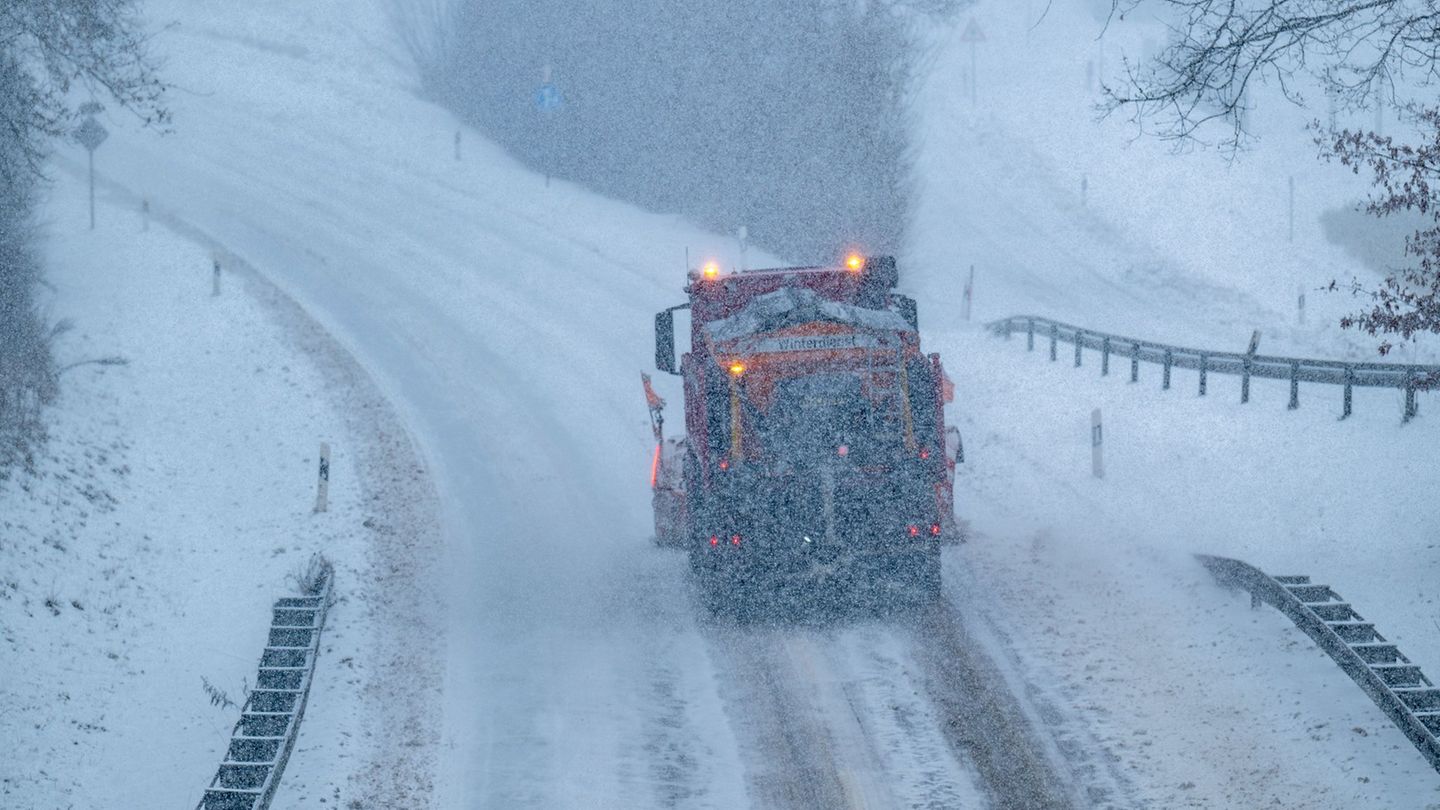 Der Deutsche Wetterdienst erwartet für den Sonntag Neuschnee in Bayern. (Archivbild) Foto: Armin Weigel/dpa