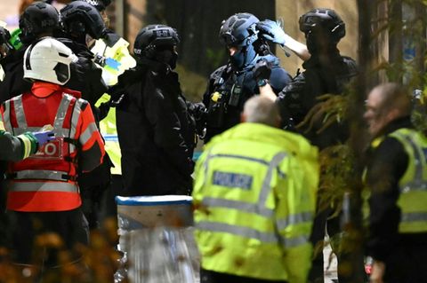 Britische Polizisten nach einem Messerangriff in Huntington