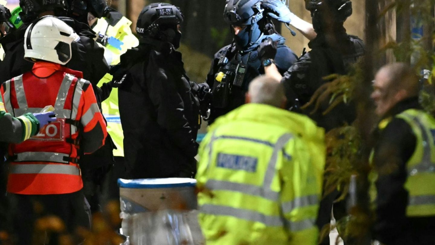 Britische Polizisten nach einem Messerangriff in Huntington