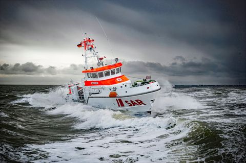 Der Seenotrettungskreuzer "Anneliese Kramer" hat auf der Unterelbe einen Rettungskragen mit Blinklicht gefunden. (Archivbild) Fo