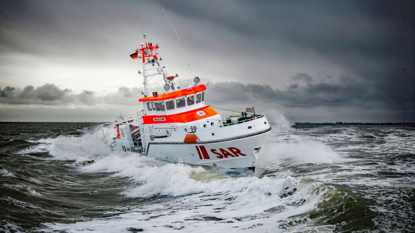 Der Seenotrettungskreuzer "Anneliese Kramer" hat auf der Unterelbe einen Rettungskragen mit Blinklicht gefunden. (Archivbild) Fo
