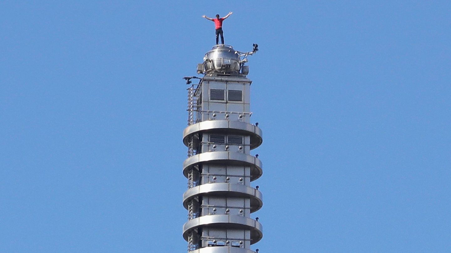 Nach dem Jubel auf der Spitze des Wolkenkratzers hat Alex Honnold ein Selfie mit seinem Smartphone geschossen. Foto: ChiangYing-