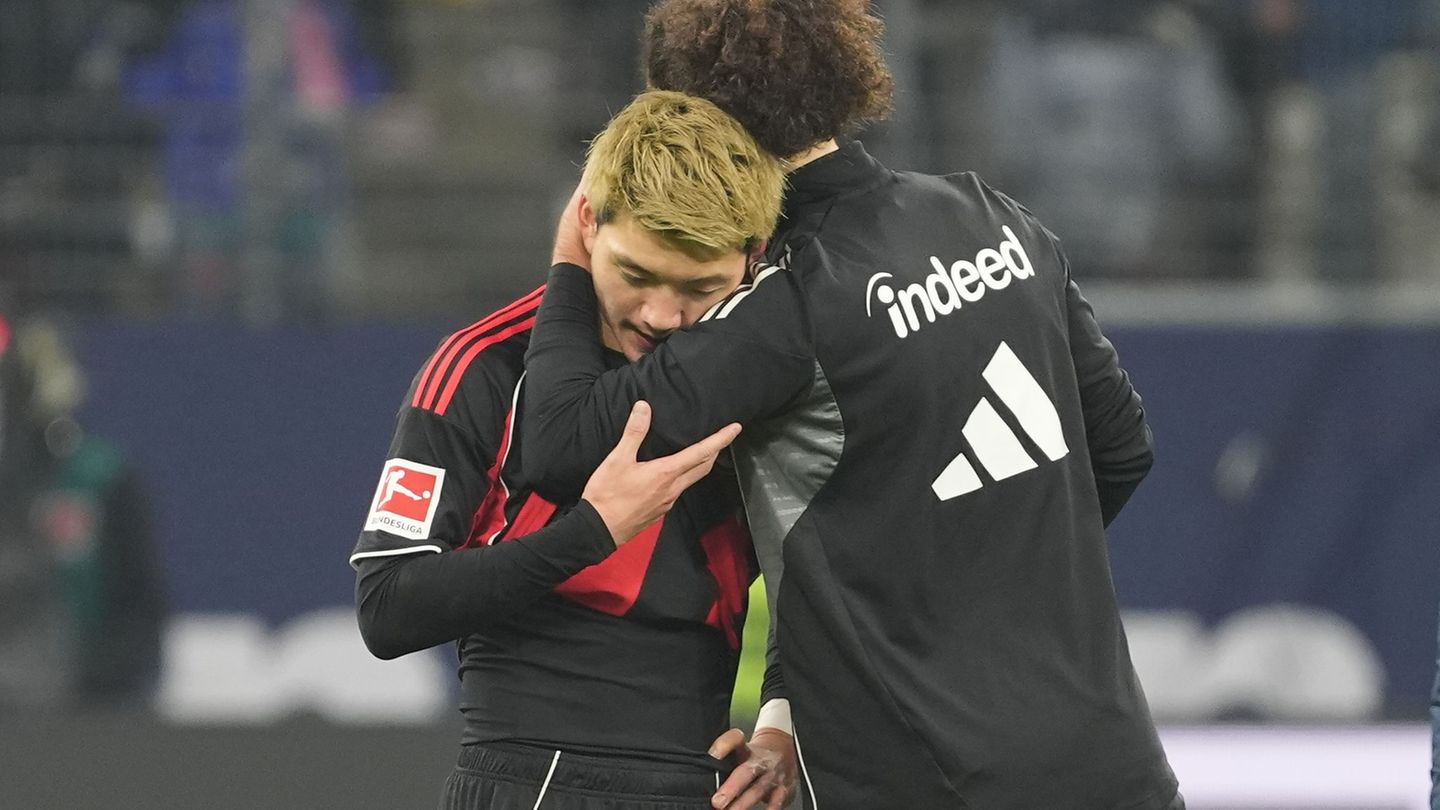Komm' in meine Arme: Arthur Theate (r) tröstet Mitspieler Ritsu Doan nach dem 1:3. Foto: Marc Schüler/dpa