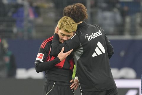 Komm' in meine Arme: Arthur Theate (r) tröstet Mitspieler Ritsu Doan nach dem 1:3. Foto: Marc Schüler/dpa