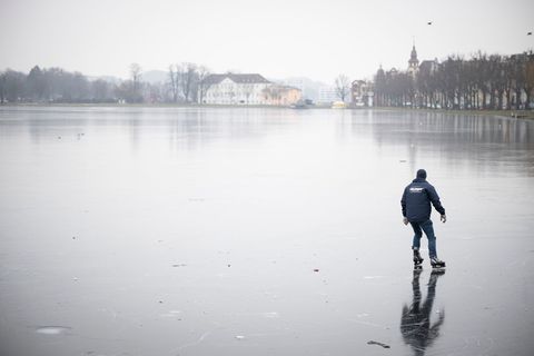 Der Deutsche Wetterdienst (DWD) rechnet mit glatten Straßen zum Wochenstart in Mecklenburg-Vorpommern. (Archivbild) Foto: Philip