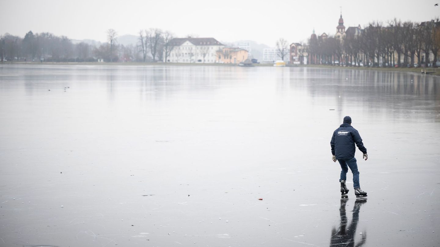 Der Deutsche Wetterdienst (DWD) rechnet mit glatten Straßen zum Wochenstart in Mecklenburg-Vorpommern. (Archivbild) Foto: Philip