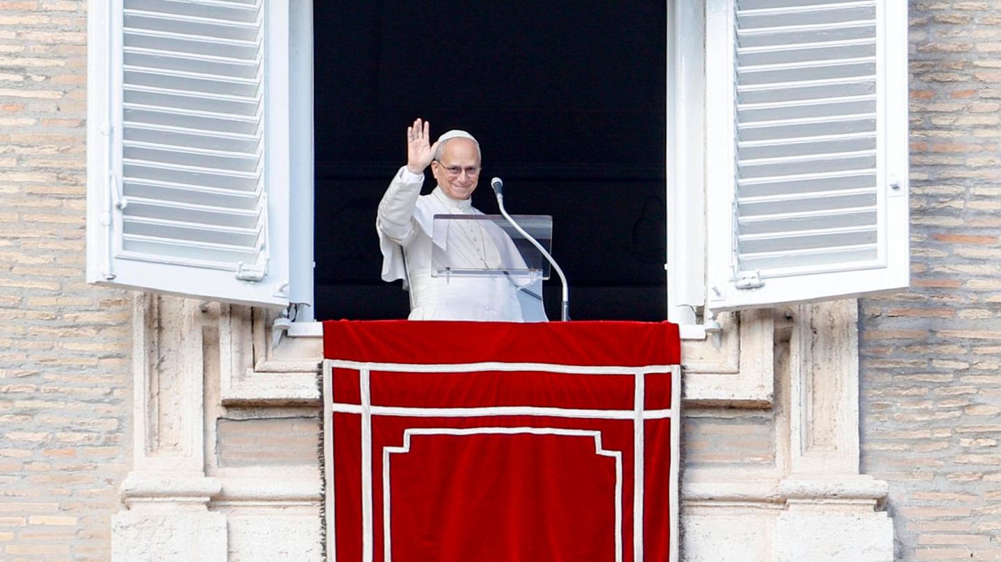 Vatikan-Stadt, Vatikan. Nach seinem wöchentlichen Angelus-Gebet fordert Papst Leo ein Ende des Krieges in der Ukraine. Die anhaltenden russischen Angriffe setzten die Zivilbevölkerung der Winterkälte aus, sagt das Oberhaupt der katholischen Kirche. "Ich appelliere an alle, ihre Bemühungen zur Beendigung dieses Krieges zu verstärken"