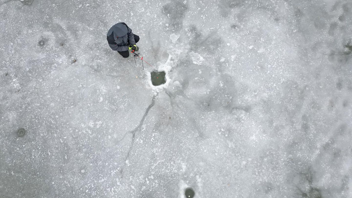 Harz, Deutschland. Nicht oft bekommen Eisangler die Möglichkeit, ihrer Passion nachzugehen. Dank der anhaltend-frostigen Temperaturen hat sich eine tragende Eisschicht auf einigen Teichen in Sachsen-Anhalt gebildet. Für die nächsten Tage sind weiterhin eisige Temperaturen angesagt