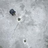 Harz, Deutschland. Nicht oft bekommen Eisangler die Möglichkeit, ihrer Passion nachzugehen. Dank der anhaltend-frostigen Temperaturen hat sich eine tragende Eisschicht auf einigen Teichen in Sachsen-Anhalt gebildet. Für die nächsten Tage sind weiterhin eisige Temperaturen angesagt