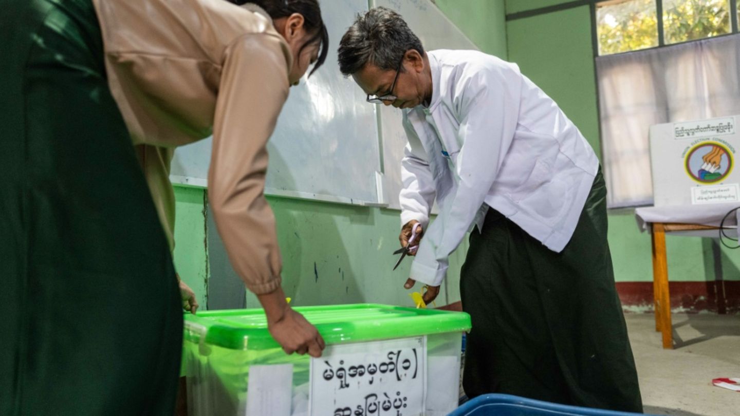 Vorbereitungen zur Auszählung der Stimmzettel