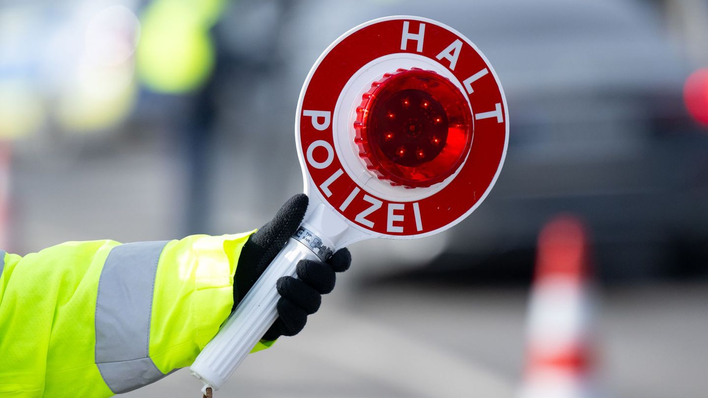 Mehrere Streifen kontrollierten die Fahrzeugkolonne, die den Verkehr auf der Autobahn blockiert haben soll. (Symbolbild) Foto: S