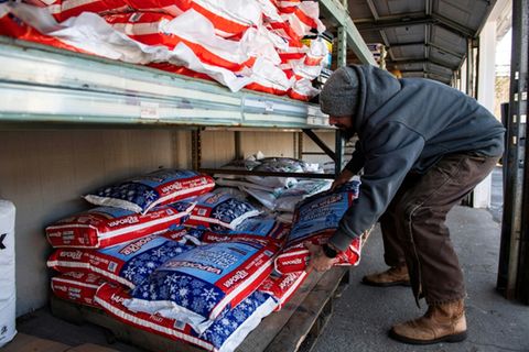 Mann deckt sich in Maine mit Streusalz ein