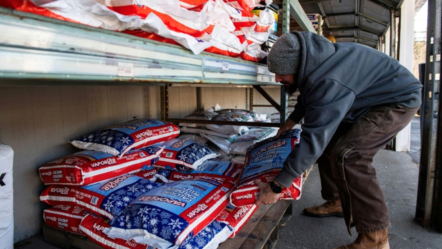 Mann deckt sich in Maine mit Streusalz ein