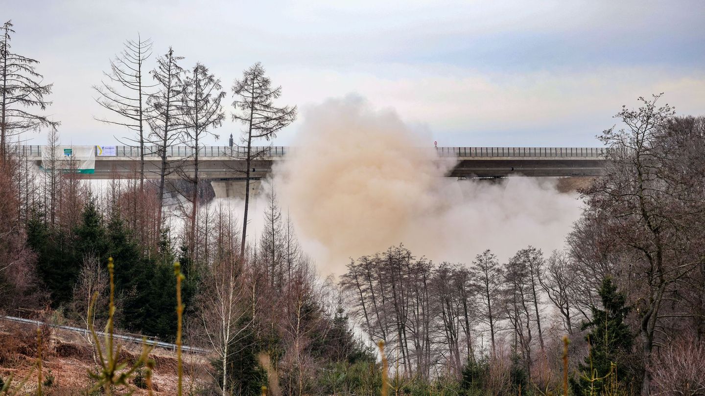 Das zweite Teilbauwerk der alten A45-Talbrücke ist mit 13 Kilogramm Sprengstoff gesprengt worden. Foto: Christoph Reichwein/dpa