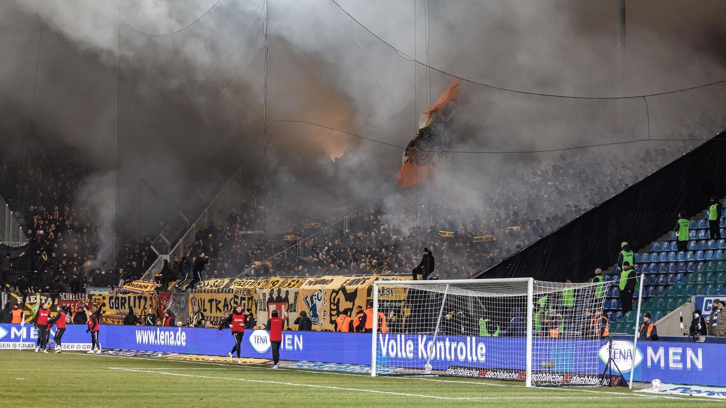 Während des Spiels des 1. FC Magdeburg gegen Dynamo Dresden wurde immer wieder Pyrotechnik gezündet