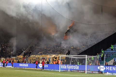 Während des Spiels des 1. FC Magdeburg gegen Dynamo Dresden wurde immer wieder Pyrotechnik gezündet