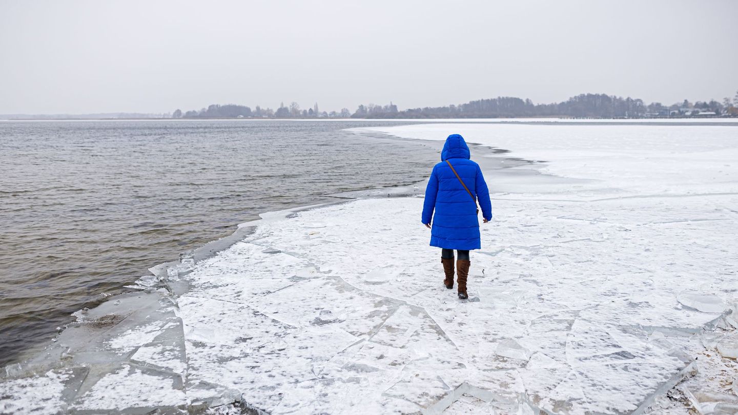 Beim Betreten der zugefrorenen Seen in Niedersachsen droht Lebensgefahr. Foto: Moritz Frankenberg/dpa