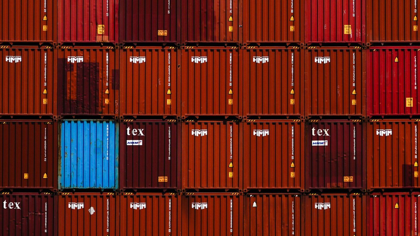 400 Meter lang und fast 62 Meter breit - in der Nacht ist die "OOCL Portugal" im Hamburger Hafen angekommen. (Symbolbild) Foto: