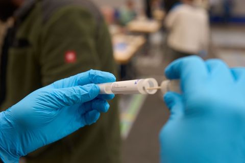 Bereits im August 2025 hatte es eine DNA-Reihenuntersuchung der Polizei in Oberdürenbach gegeben. Foto: Thomas Frey/dpa