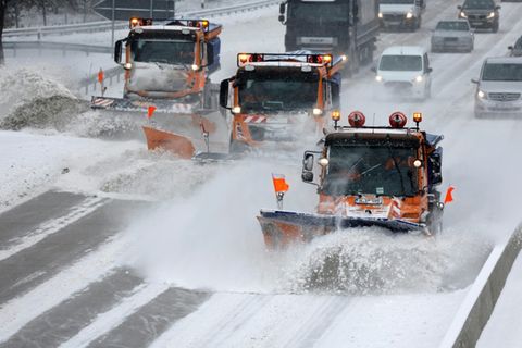 Schneepflüge auf Autobahn