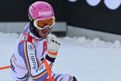 Linus Straßer jubelt über Platz drei im Slalom von Kitzbühel. Foto: Marco Trovati/AP/dpa