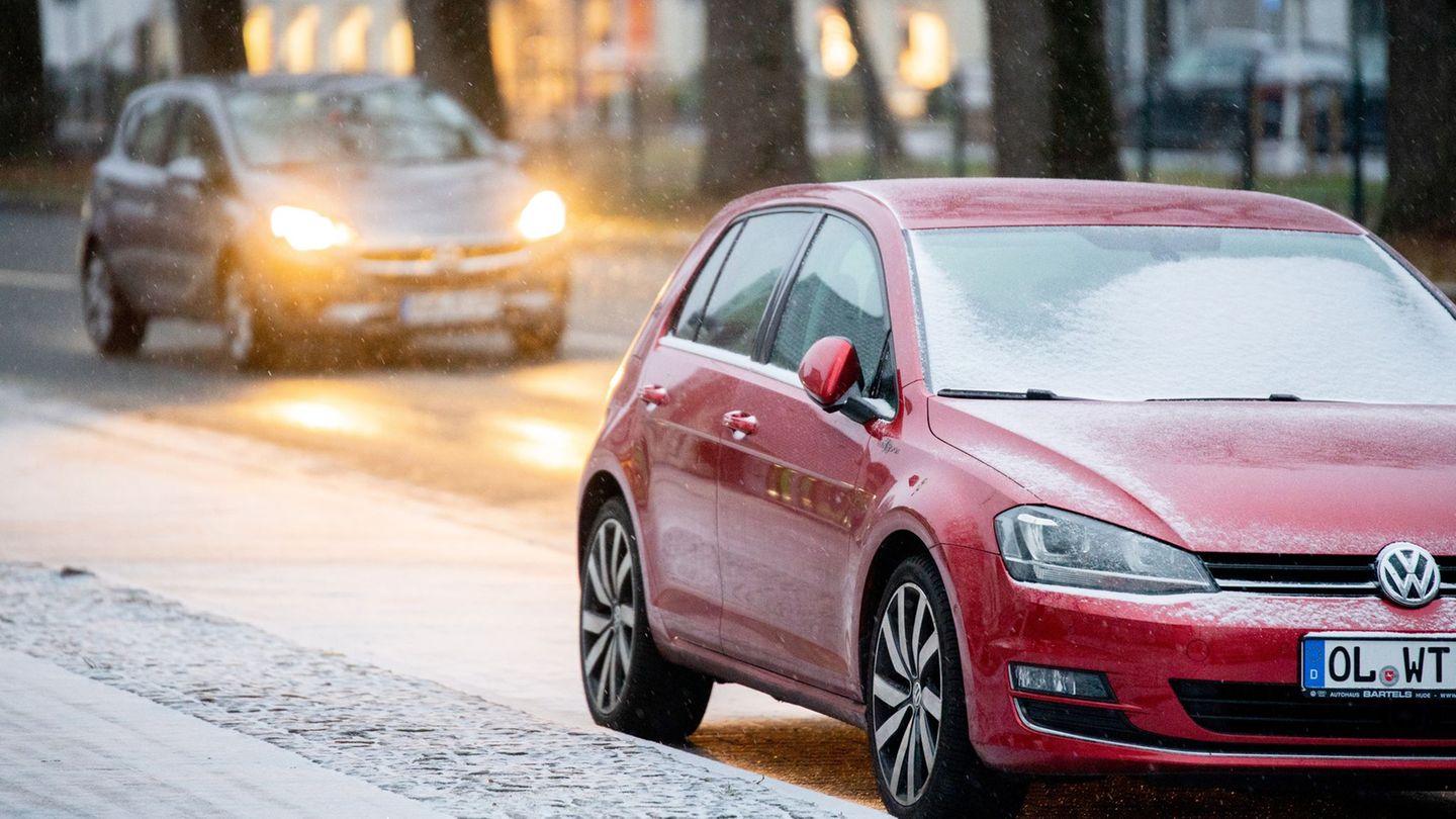 Autofahrerin Niedersachsen kommen auf glatten Straßen ins Rutschen. (Archivbild) Foto: Hauke-Christian Dittrich/dpa