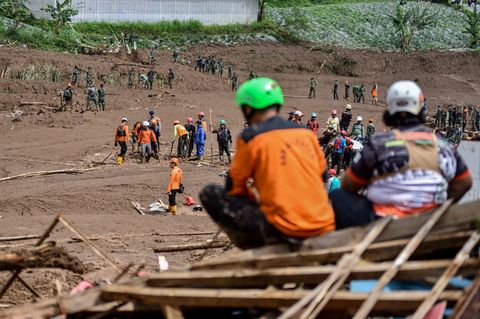 Einsatzkräfte bargen zwei Tage nach dem Unglück weitere Opfer. Foto: Dimas Rachmatsyah/ZUMA Press Wire/dpa
