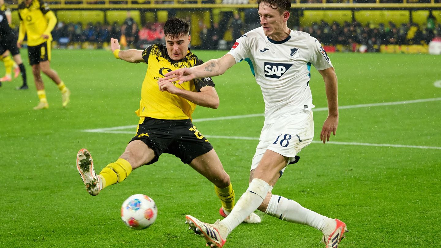 Aaron Anselmino (l) soll vor einer Rückkehr zum FC Chelsea stehen. (Archivbild) Foto: Bernd Thissen/dpa