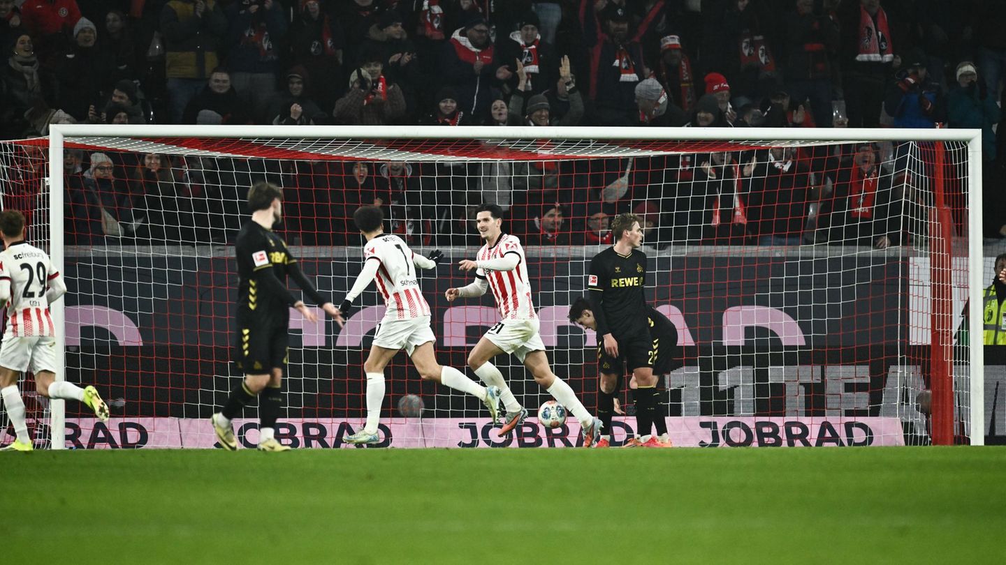 Trifft derzeit wie am Fließband: Freiburgs Igor Matanovic (2.v.r.). Foto: Silas Stein/dpa