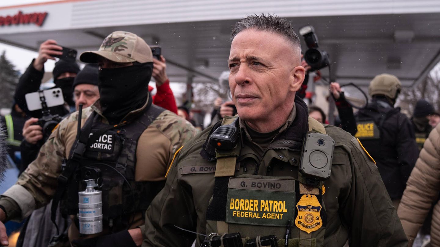 Gregory Bovino, Leiter der Grenzpatrouille, sieht die ICE-Beamten als die wahren Opfer