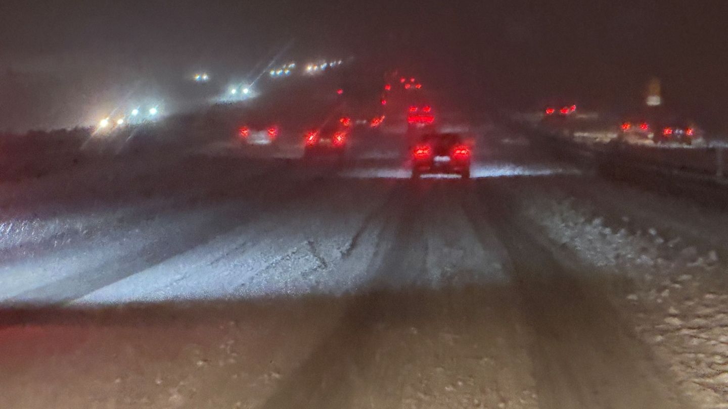 Schneefall bremst den Verkehr auf der A8 aus. Foto: Marijan Murat/dpa