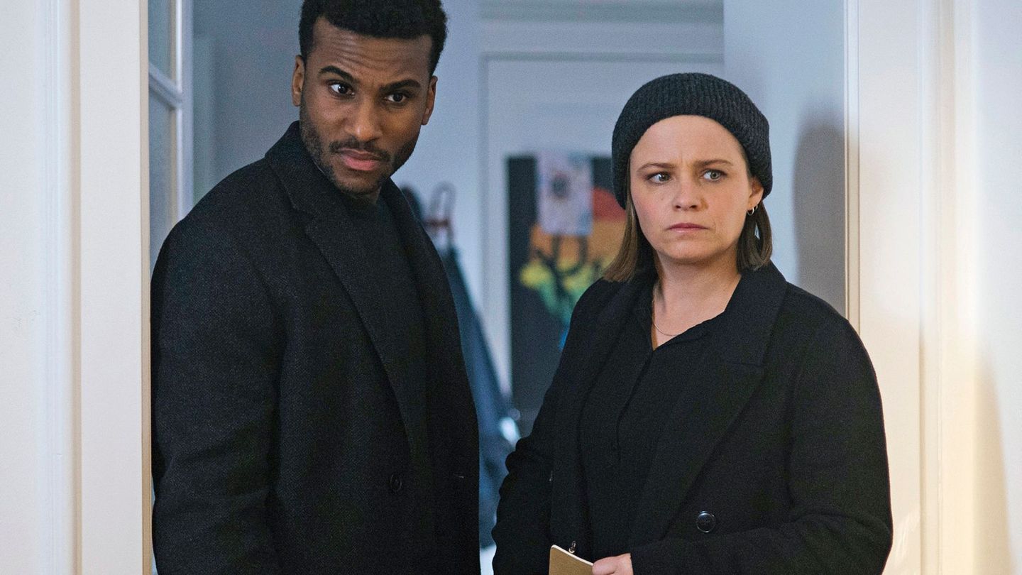 Die Bremer "Tatort"-Kommissarin Liv Moormann (Jasna Fritzi Bauer) und Gastermittler Patrice Schipper (Tijan Njie) erforschen eine Wohngemeinschaft des Grauens.