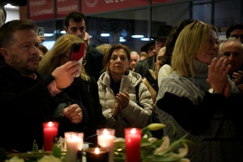 Gedenken an die Opfer des Zugunglücks in Spanien: Trauernde bei der Feier in Huelva