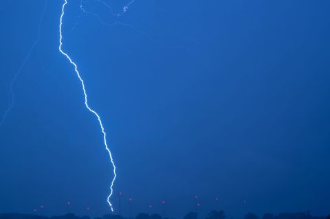 Bei einer Demo für Ex-Präsident Jair Bolsonaro trifft ein Blitz zahlreiche Menschen in Brasília. (Archivbild) Foto: Jens Büttner