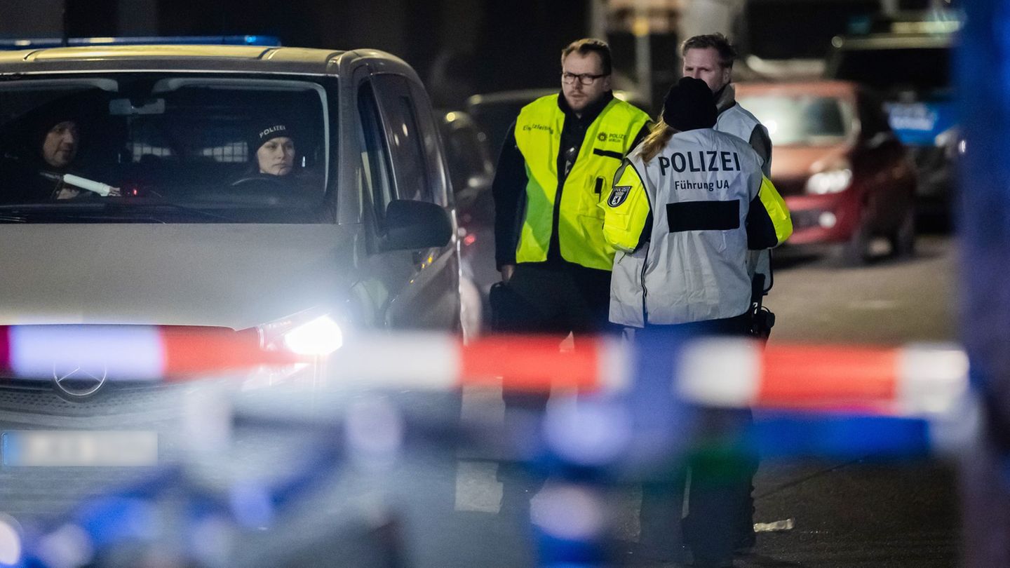 Die Polizei war nach Schüssen in Berlin-Tiergarten am Abend mit einem Großaufgebt im Einsatz. Foto: Christoph Soeder/dpa