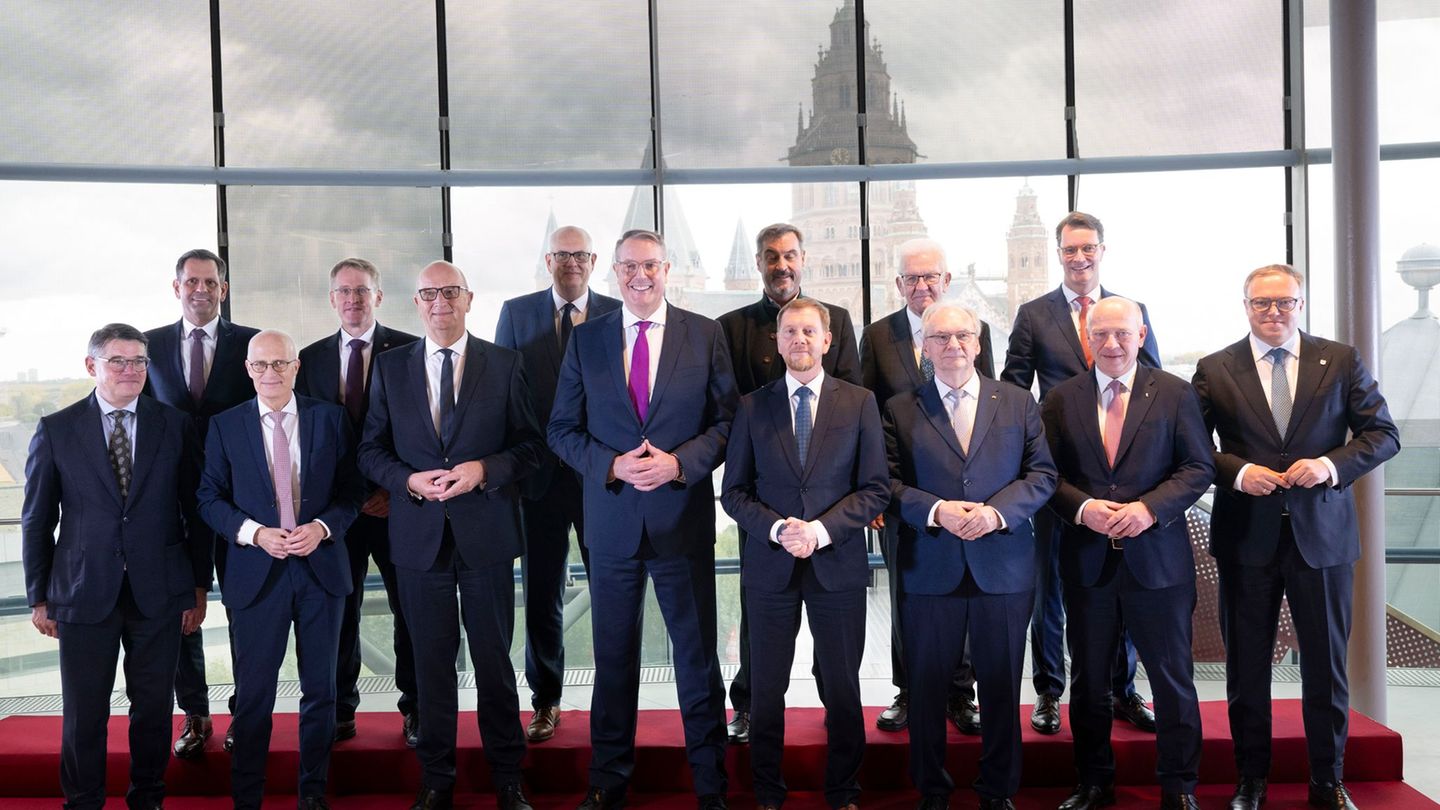 Von vielen Ministerpräsidentenkollegen bekommt Reiner Haseloff Würdigungen. (Archivbild) Foto: Boris Roessler/dpa