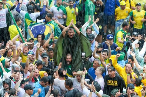 Die Demonstration in strömendem Regen in Brasília