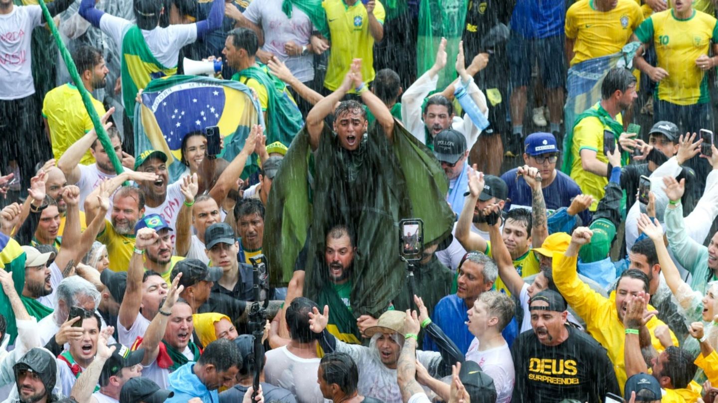 Die Demonstration in strömendem Regen in Brasília