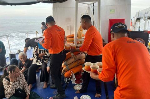 Die Einsatzkräfte suchen noch nach Überlebenden. Foto: Uncredited/Philippine Coast Guard/dpa