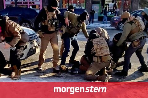 Ein Screenshot aus einem Handyvideo zeigt Alex Pretti am Boden, wenige Momente, bevor ICE-Beamte auf ihn schossen