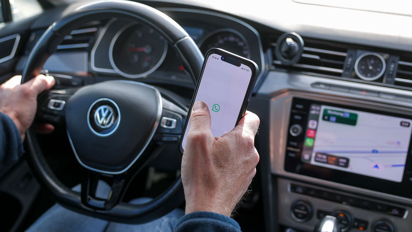 Verboten: Wer das Handy in die Hand nimmt, begeht eine Ordnungswidrigkeit. (Symbolbild) Foto: Jan Woitas/dpa