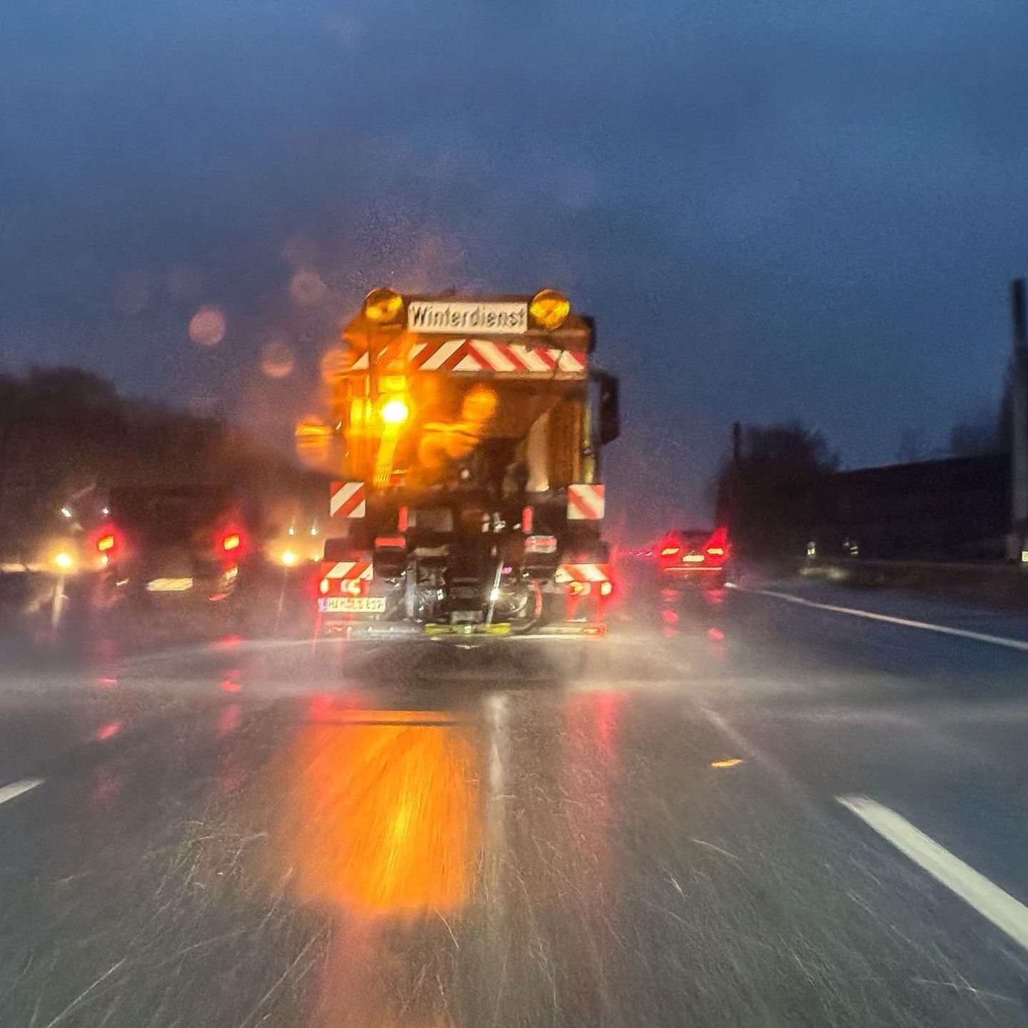 Ein Streufahrzeug im Einsatz: Der DWD hat Wetterwarnungen wegen Glätte und Schnee veröffentlicht