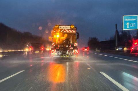 Ein Streufahrzeug im Einsatz: Der DWD hat Wetterwarnungen wegen Glätte und Schnee veröffentlicht