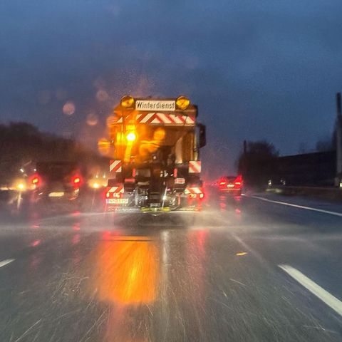 Ein Streufahrzeug im Einsatz: Der DWD hat Wetterwarnungen wegen Glätte und Schnee veröffentlicht