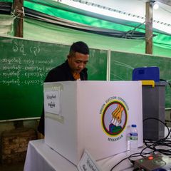 Ein Wähler in Mandalay bei der Stimmabgabe zur Parlamentswahl in Myanmar