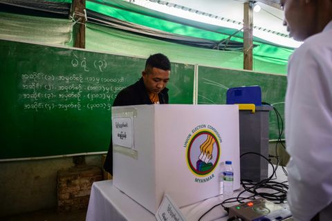 Ein Wähler in Mandalay bei der Stimmabgabe zur Parlamentswahl in Myanmar