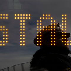 Ein Lkw blockiert eine Ausfahrt auf der A14. (Symbolbild) Foto: Marijan Murat/dpa