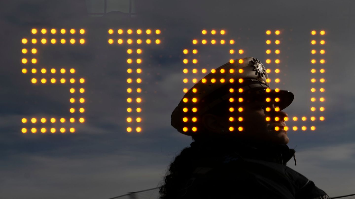 Ein Lkw blockiert eine Ausfahrt auf der A14. (Symbolbild) Foto: Marijan Murat/dpa