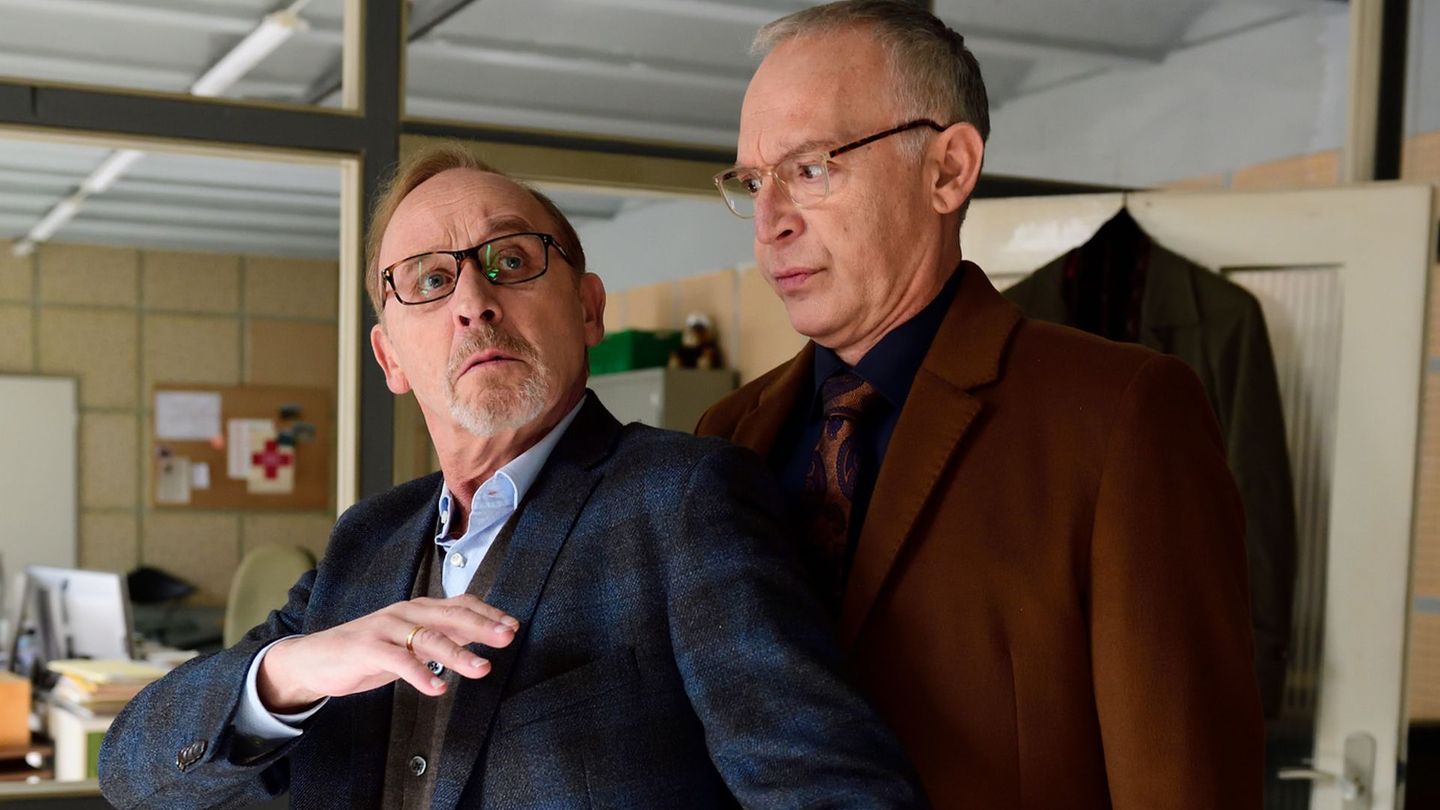 Letzter Fall für Zangel alias Christoph Süß (rechts): Vor dem Abschied geht er aber noch einmal dem Trio um Ludwig Schaller (Alexander Held) auf die Nerven.